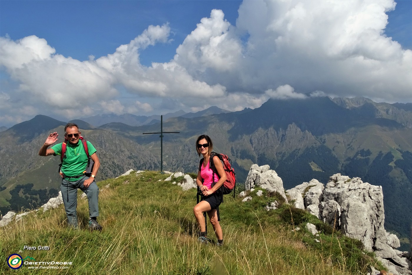 06 Alla croce di vetta della Corna Grande (2089 m) con vista sul Tre Signori avvolto nelle nuvole .JPG